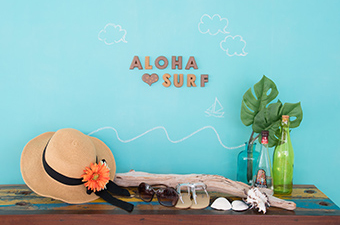 壁に貼り付けたALOHA SURFのアルファベットオブジェ